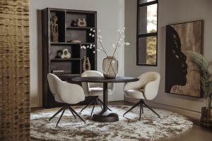 . Door het landelijk moderne karakter van Barza en Elba met houten blad en de hotel chique stijl van Vigo met ronde body en glazen blad passen deze tafels moeiteloos in uiteenlopende interieurs.