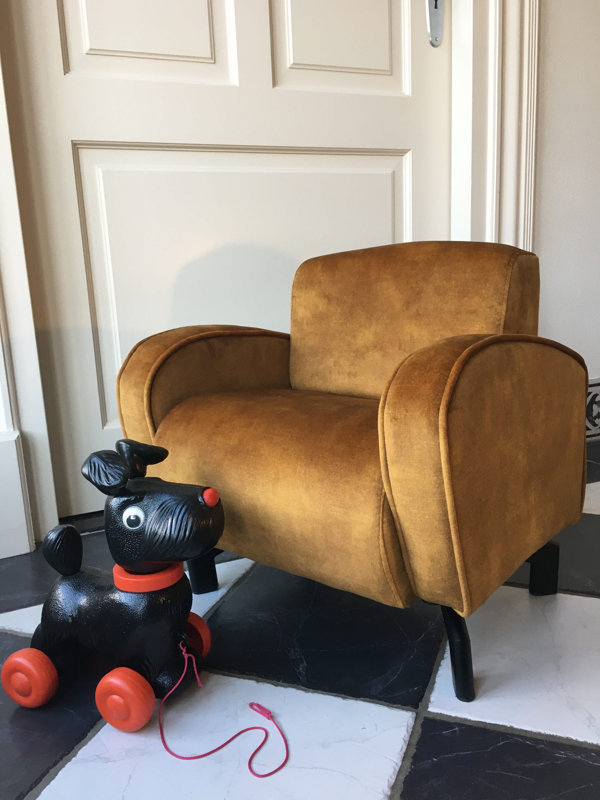 Kinderfauteuil Tekkie Velvet Gold Mavérus Meubelen